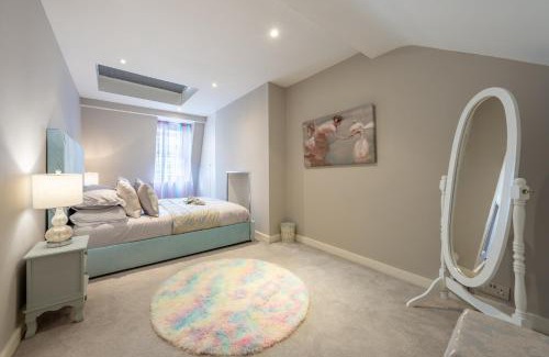 Paddington Villa | GRAND 200 SqM 3-Bedroom VILLA