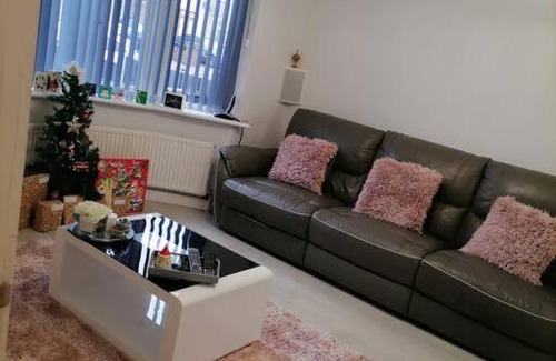 Chadwell House | Grand 4 Bed 3 Bath House Chadwell Heath, Romford, London