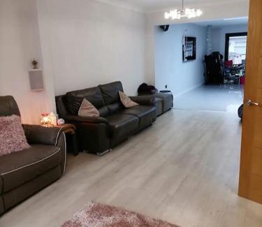 Chadwell House | Grand 4 Bed 3 Bath House Chadwell Heath, Romford, London
