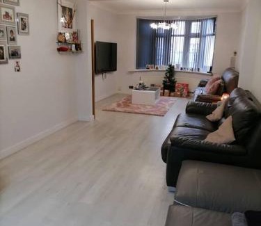 Chadwell House | Grand 4 Bed 3 Bath House Chadwell Heath, Romford, London