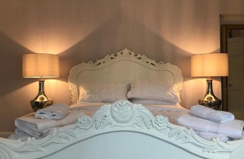 Canterbury Apartment | Grand Apartment in Historic Building with Free Parking