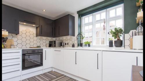 Canterbury Apartment | Grand Apartment in Historic Building with Free Parking