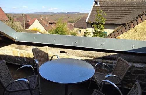 Saint-Lothain House | Grand appartement 3 étoiles avec terrasse dans maison vigneronne 18éme siècle