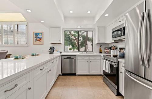 Pacific Beach House | Grand Desire - Vibrant - Luxury - Beachside treat