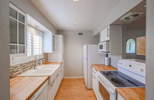 South Scottsdale Apartment | GRAND FULL 2 BR Condo W/Heated Pool Across Mall & Bars