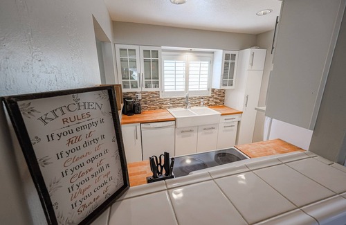 South Scottsdale Apartment | GRAND FULL 2 BR Condo W/Heated Pool Across Mall & Bars