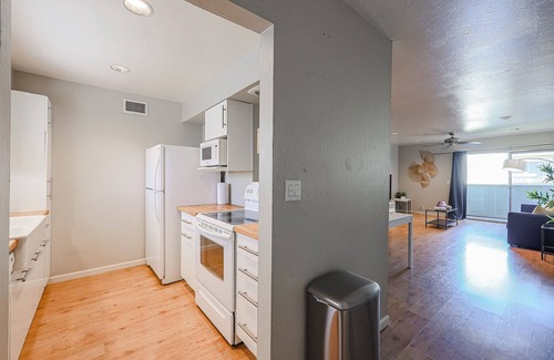 South Scottsdale Apartment | GRAND FULL 2 BR Condo W/Heated Pool Across Mall & Bars