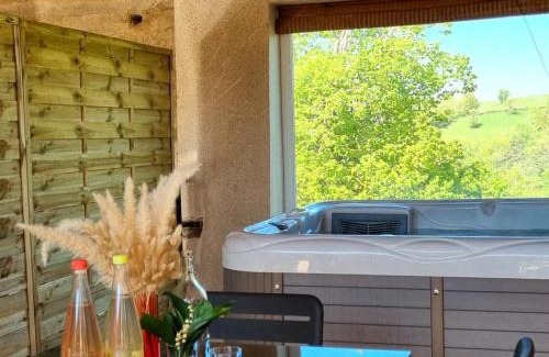 Chevrieres House | Grand gîte 12 pers avec spa et jardin privatif dans la Loire - FR-1-496-354