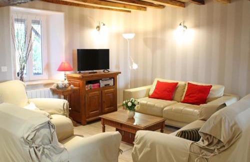 Cindre House | Grand Gîte Familial à la Campagne avec Jardin et Véranda, Près de Vichy et Moulins - FR-1-489-256