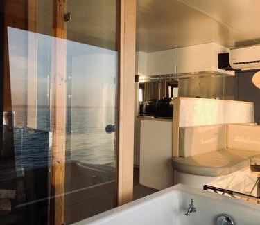 Uniescie Boat Rental | Grand HT Houseboats - domki na wodzie - sauna, jacuzzi, kominek
