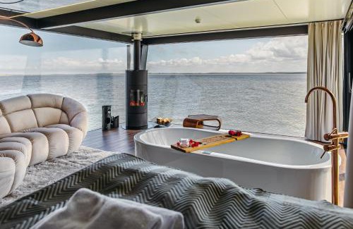 Uniescie Boat Rental | Grand HT Houseboats - domki na wodzie - sauna, jacuzzi, kominek