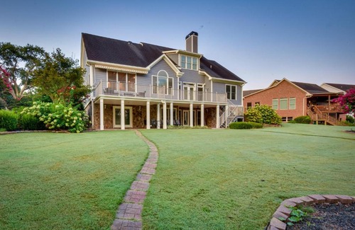 Hartwell House | Grand Lakefront Home in Hartwell with Game Room!