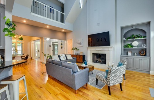 Hartwell House | Grand Lakefront Home in Hartwell with Game Room!