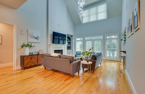 Hartwell House | Grand Lakefront Home in Hartwell with Game Room!