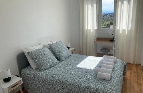 Pont-Hebert Apartment | Grand Parking gratuit, De 1 à 4 personnes, Tout équipé, Netflix, Amazon Prime Gratuits et Illimités, Matelas Emma, Lave Linge, Vue sur la Vallée, RDC