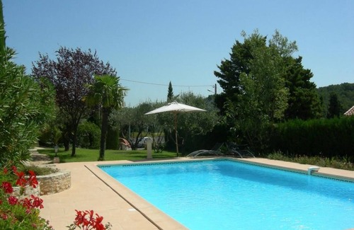 Carnoux-en-Provence Apartment | Grand studio "Cassis Calanques" with Garden & Pool