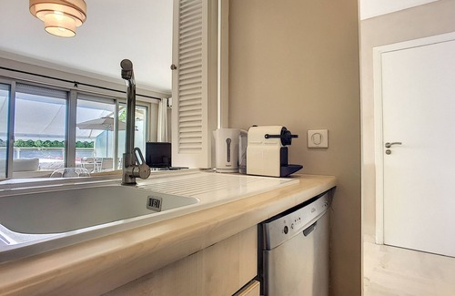 Prado - Republique Apartment | Grand Studio Avec Terrasse Privative et Magnifique Piscine