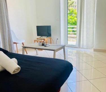 La Madeleine Apartment | Grand studio dans villa - Emplacement unique - Proche mer - Clim - Grande Terrasse