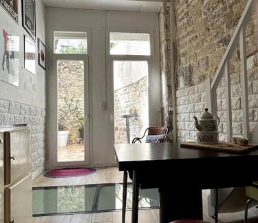 Quartier de la Chapelle Apartment | Grand triplex calme avec cour privée