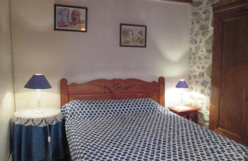 Marcillat-en-Combraille House | Grande maison en pierre avec jardin, animaux acceptés, proche des volcans - FR-1-489-198