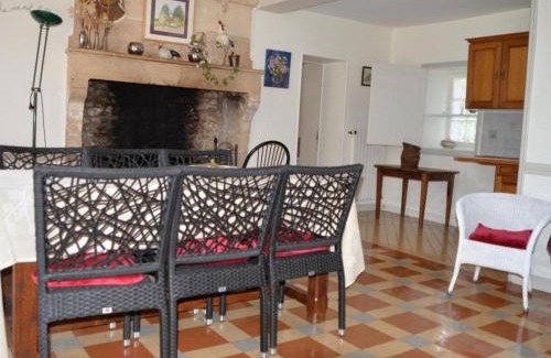 Ri House | Grande maison 18e s. avec jardin et WiFi, animaux acceptés, petit village paisible - FR-1-497-193