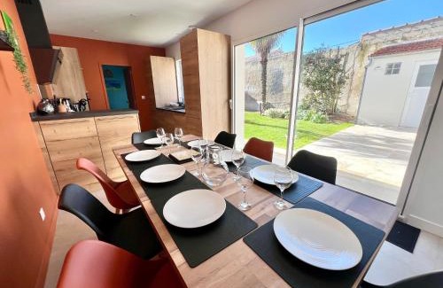 La Rochelle House | GRANDE MAISON DE VILLE - 10min du Centre-ville - Jardin Terrasse Barbecue Terrain de Pétanque - Moderne & Confort