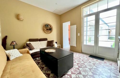 La Rochelle House | GRANDE MAISON DE VILLE - 10min du Centre-ville - Jardin Terrasse Barbecue Terrain de Pétanque - Moderne & Confort