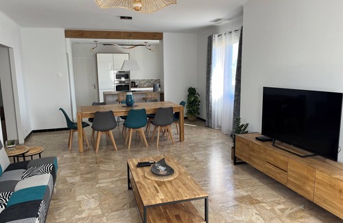 Fos-sur-Mer House | Grande Maison Familiale Accueillante Tout Juste Rénovée sur 3000m2 de Terrain