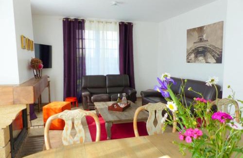 Le Mayet-de-Montagne House | Grande maison avec piscine privée idéale pour familles et amis - FR-1-489-134