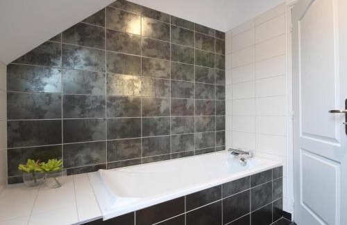 Le Cercueil House | Grande maison restaurée avec étang, animaux admis, jusqu'à 12 pers. - FR-1-497-53