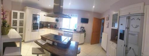 Corbeil-Essonnes House | Grande Suite salle de bain toilette privés Terrasse Parking prés Paris