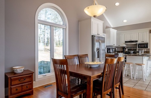 Henrico House | Grandview Lodge | Magnificent Main Lake Views | 3 Night Min