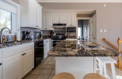 Henrico House | Grandview Lodge | Magnificent Main Lake Views | 3 Night Min