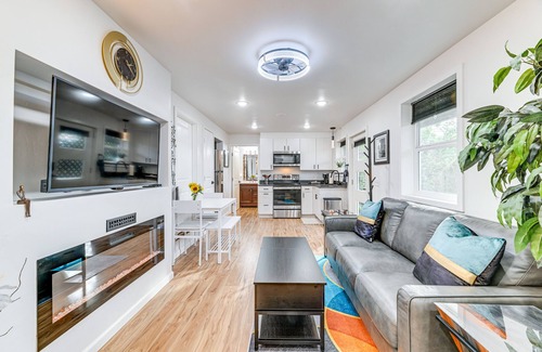 Grants Pass Apartment | Grants Pass Retreat w/Hot Tub & Mountain Views!