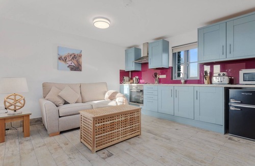 Haverfordwest House | "Grassholm" Sea View Cottage with Hot Tub - Dog Friendly
