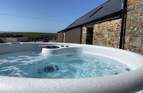 Haverfordwest House | "Grassholm" Sea View Cottage with Hot Tub - Dog Friendly