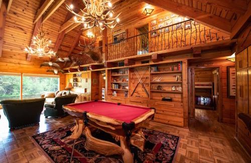 Grayling Villa | Grayling Gem Royal Stag Lodge 5605