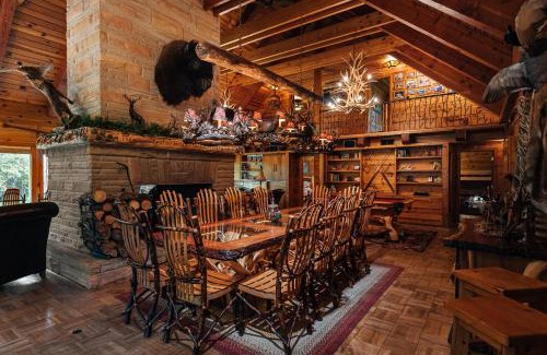 Grayling Villa | Grayling Gem Royal Stag Lodge 5605