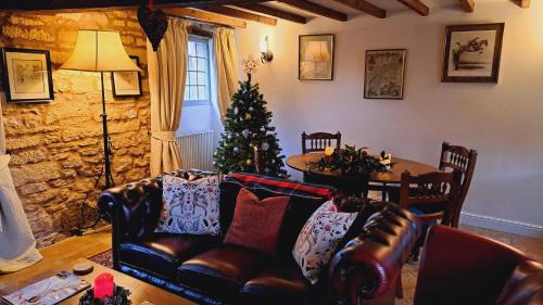 Cutsdean House | Graziers Cottage - character Cotswold cottage with inglenook, parking and pub nearby