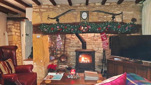 Cutsdean House | Graziers Cottage - character Cotswold cottage with inglenook, parking and pub nearby