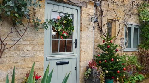 Cutsdean House | Graziers Cottage - character Cotswold cottage with inglenook, parking and pub nearby