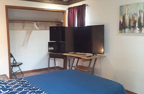 Brownsville House | Great Bedroom in a Fantastic Neighborhood!