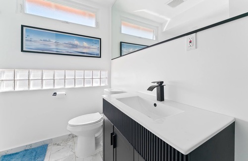 Inglewood House | Great Design & Central Location! Blocks from SOFI!