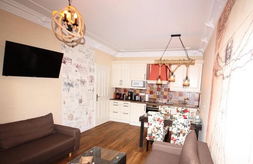 Neuschonefeld Apartment | Great flat with communal pool and garden