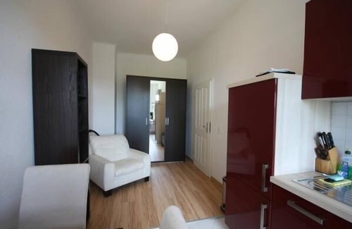 Neuschonefeld Apartment | Great flat with communal pool and garden