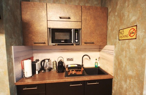 Neuschonefeld Apartment | Great flat with communal pool and garden