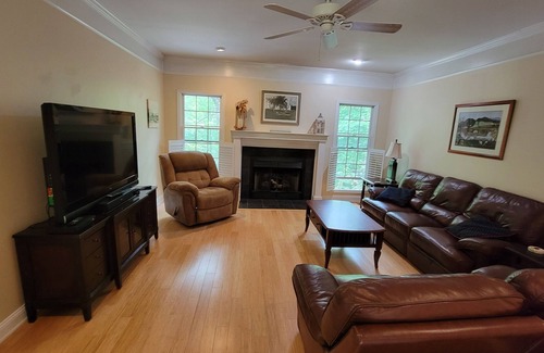 Hendersonville House | Great for families - sleeps 15! Starlink Internet! Pet friendly!