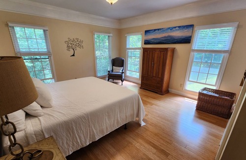 Hendersonville House | Great for families - sleeps 15! Starlink Internet! Pet friendly!