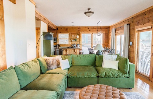 Snowshoe House | Great for Families! Private Hot Tub, Views, Walk to Slopes