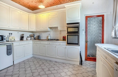 Penally Cottage | Great for family get-togethers and within walking distance to the beach.